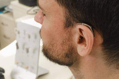 Appareil auditif rechargeable ou à pile : comparatif 2026